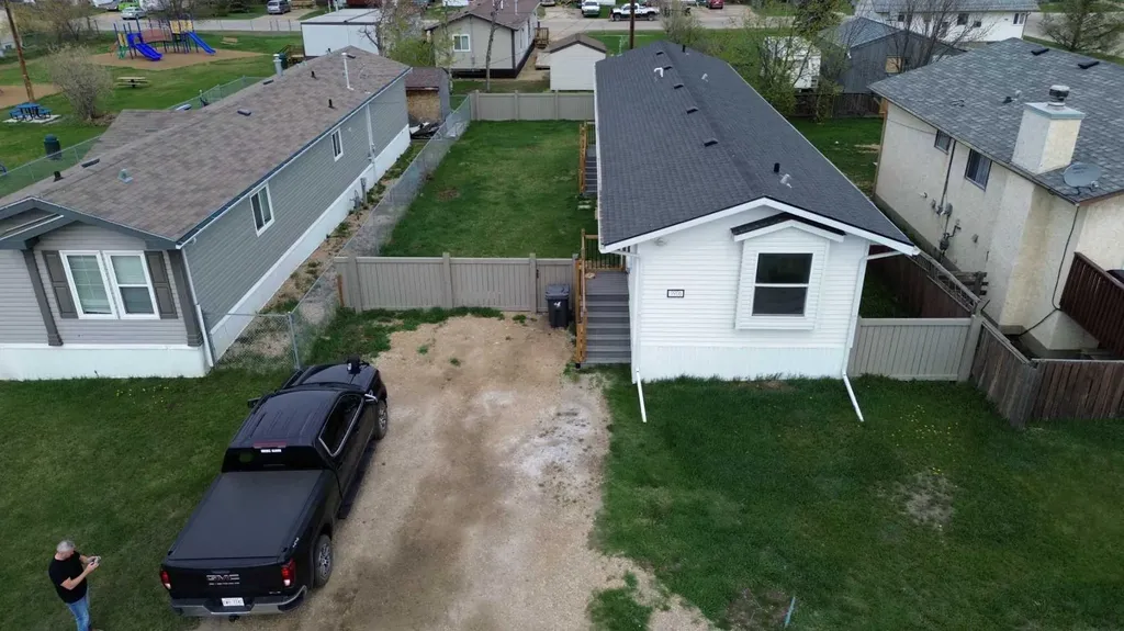 9906 102 Avenue Clairmont AB T8X5A3