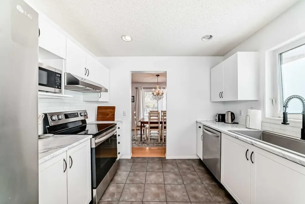 388 Sandarac Drive NW Calgary AB T3K4E3