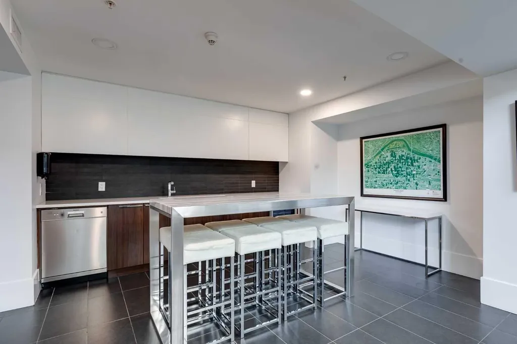 1111 10 Street SW Calgary AB T2R 1E3
