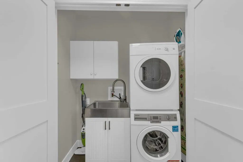 198 Douglas Woods Hill SE Calgary AB T2Z3B1