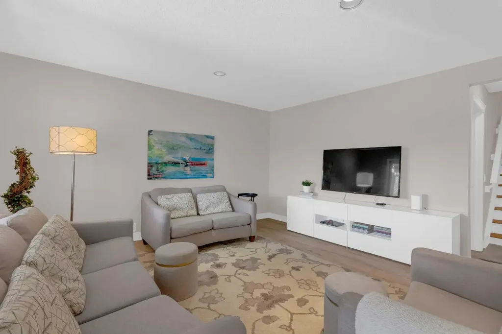 198 Douglas Woods Hill SE Calgary AB T2Z3B1