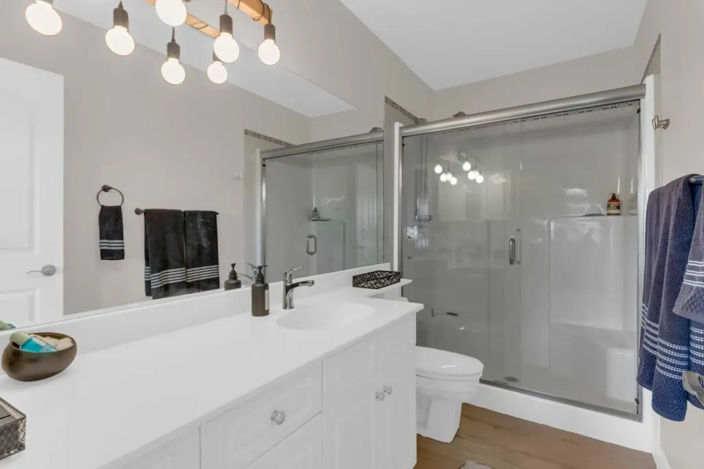 198 Douglas Woods Hill SE Calgary AB T2Z3B1