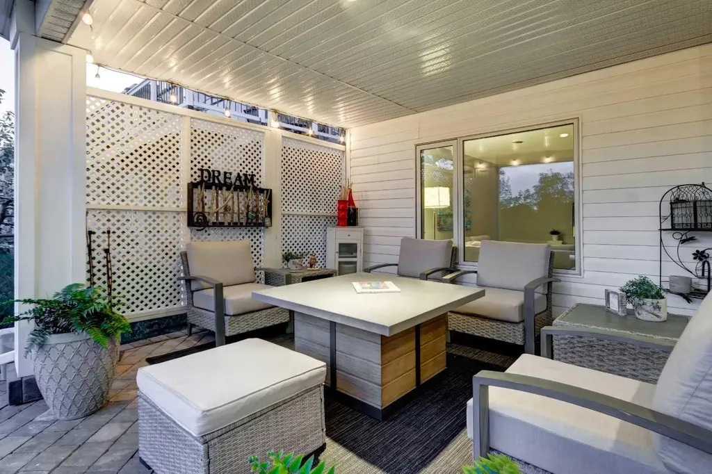 198 Douglas Woods Hill SE Calgary AB T2Z3B1