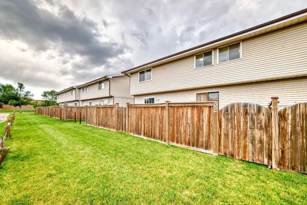 1515 Falconridge Drive NE Calgary AB T3J 1J8
