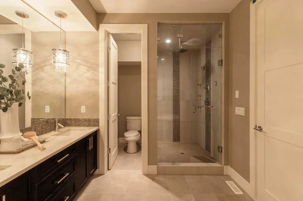 423 23 Avenue NW Calgary AB T2M1S4