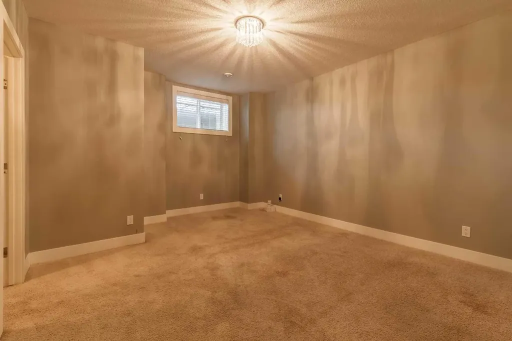 423 23 Avenue NW Calgary AB T2M1S4