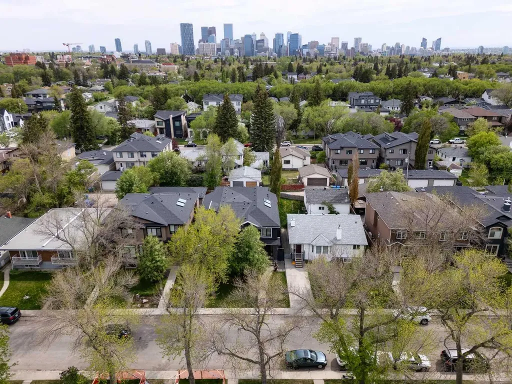 423 23 Avenue NW Calgary AB T2M1S4