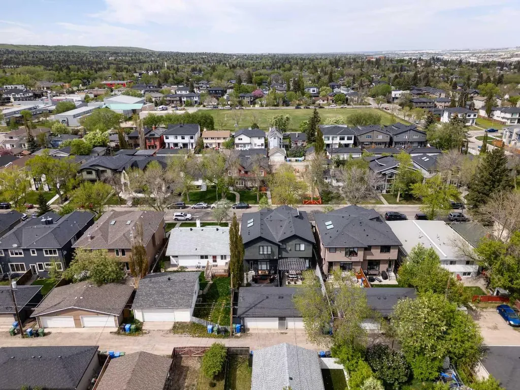423 23 Avenue NW Calgary AB T2M1S4