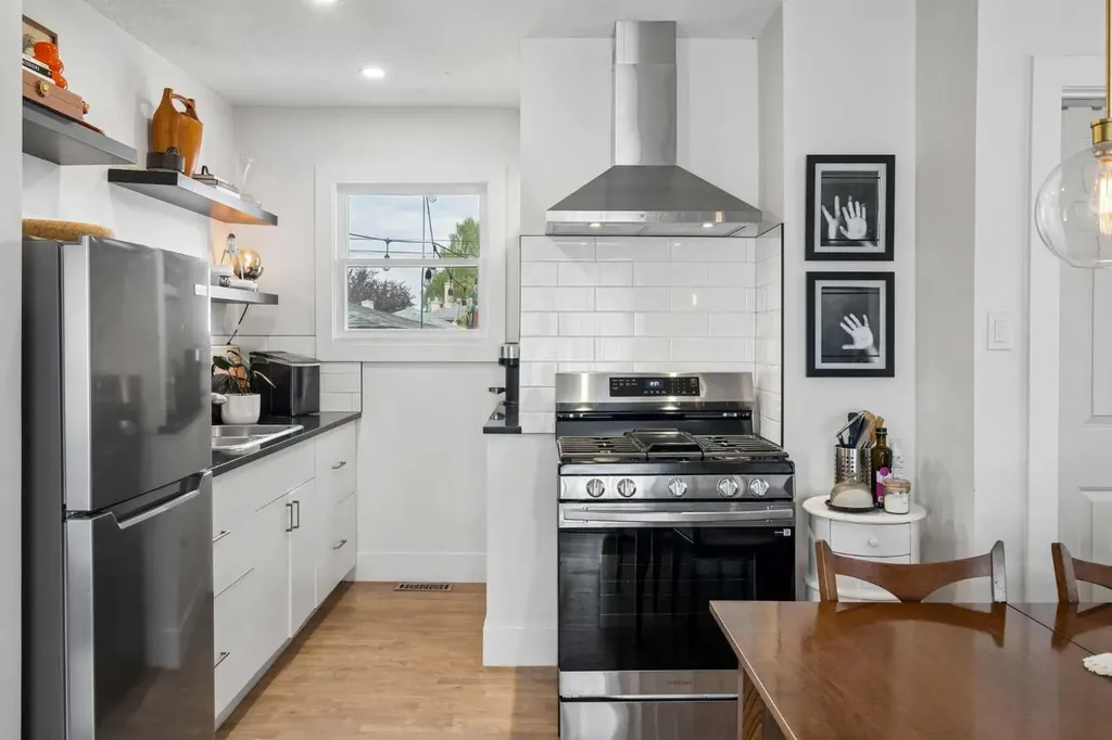 614 21 Avenue NE Calgary AB T2E 1T1