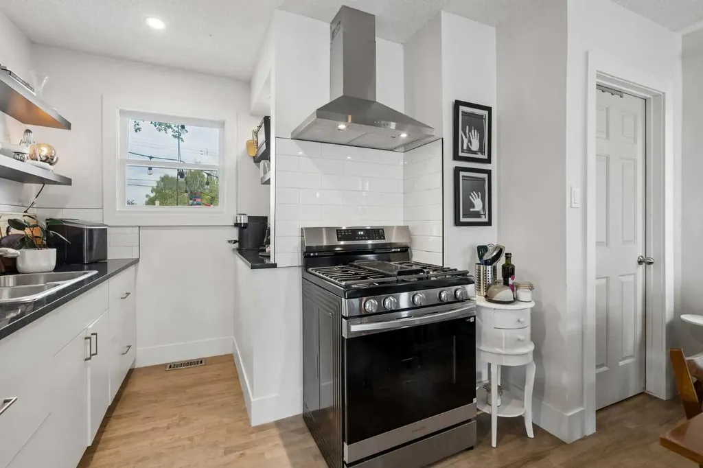 614 21 Avenue NE Calgary AB T2E 1T1