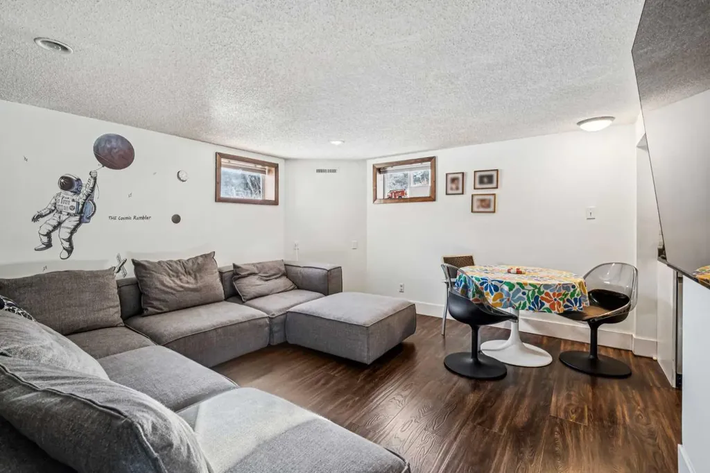 614 21 Avenue NE Calgary AB T2E 1T1