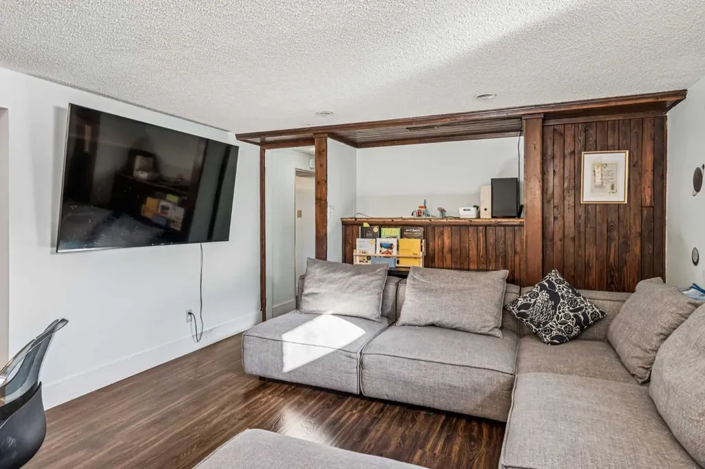 614 21 Avenue NE Calgary AB T2E 1T1