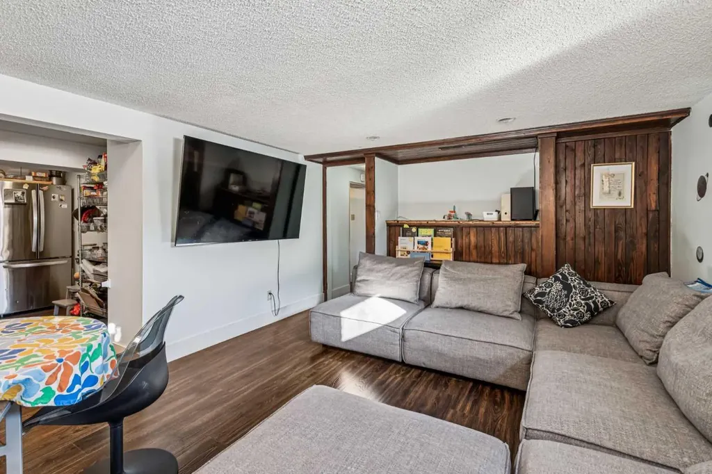 614 21 Avenue NE Calgary AB T2E 1T1