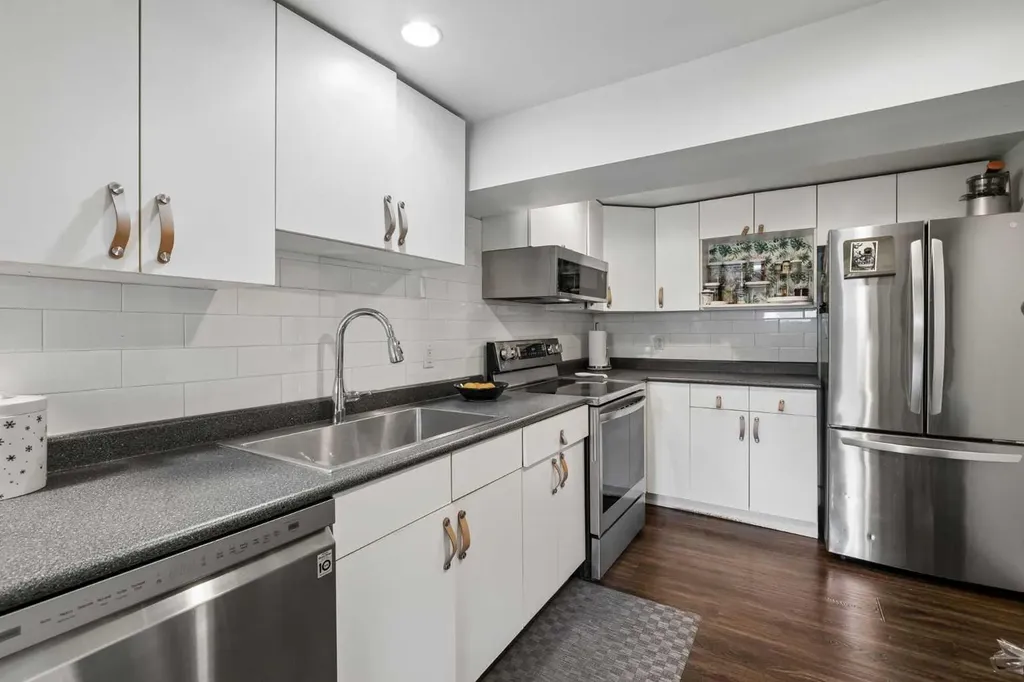 614 21 Avenue NE Calgary AB T2E 1T1