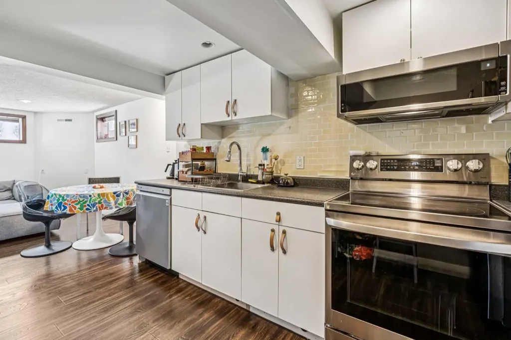 614 21 Avenue NE Calgary AB T2E 1T1
