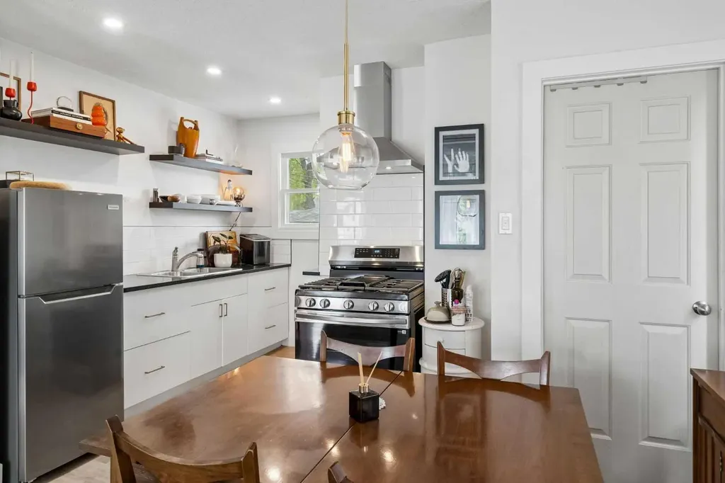 614 21 Avenue NE Calgary AB T2E 1T1