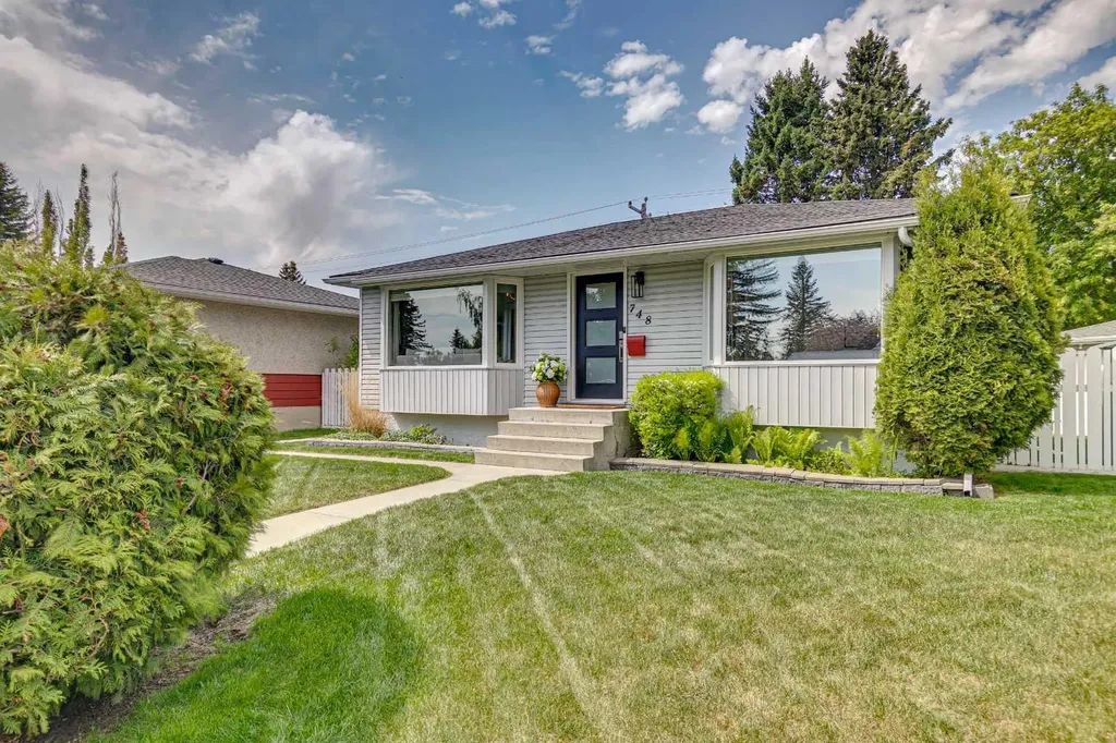 748 Archwood Road SE Calgary AB T2J1C2