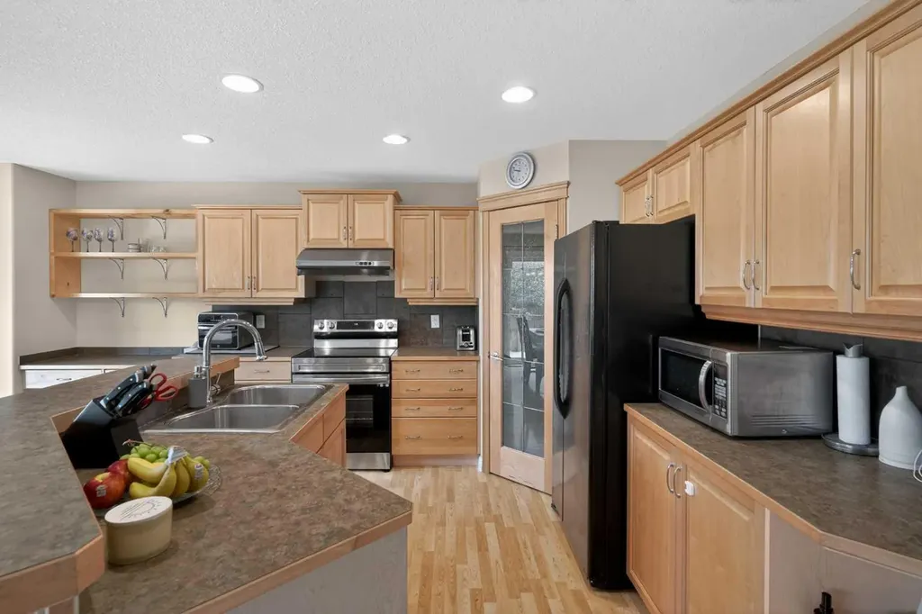 284 Royal Oak Circle NW Calgary AB T3G6A4