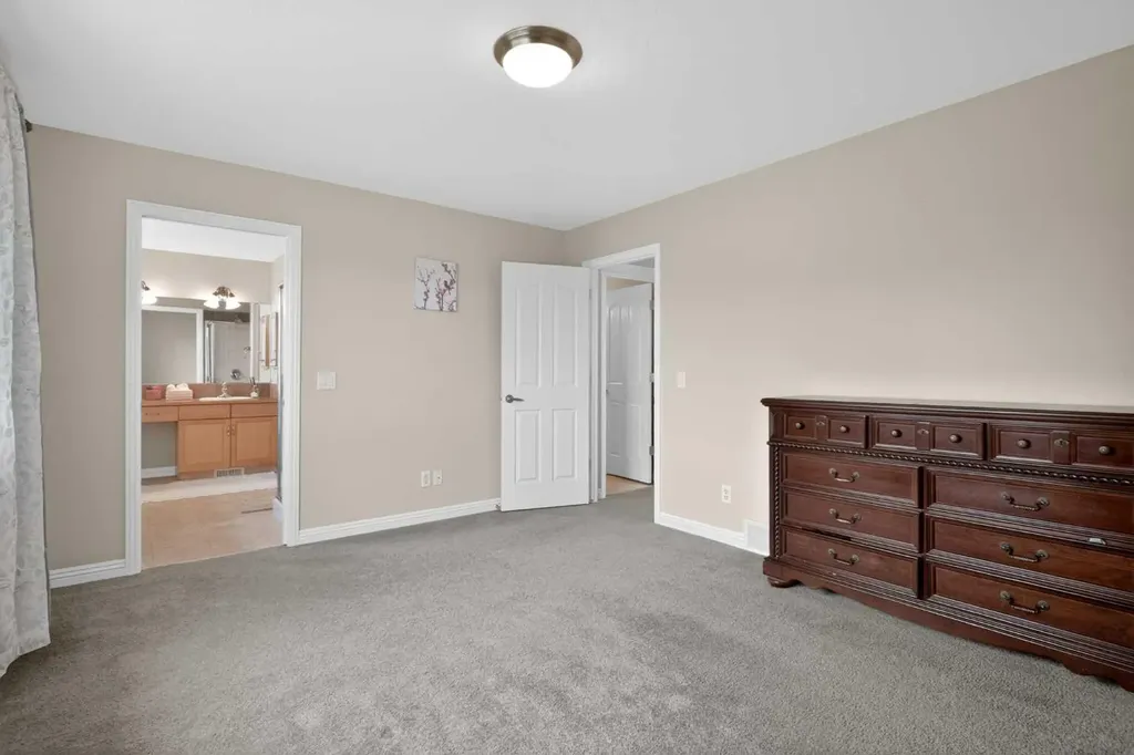 284 Royal Oak Circle NW Calgary AB T3G6A4