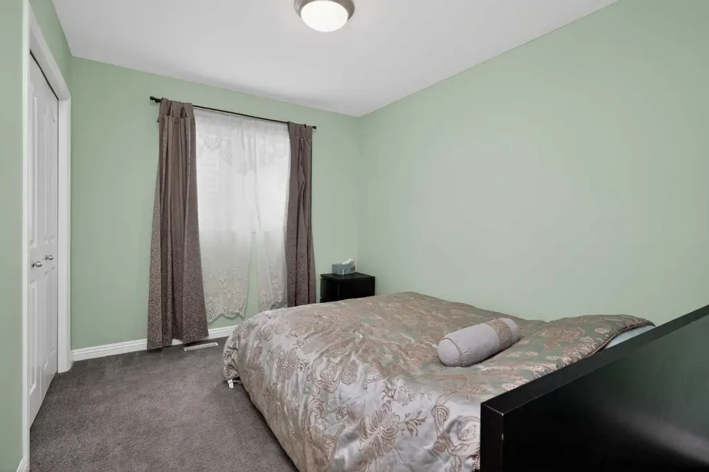 284 Royal Oak Circle NW Calgary AB T3G6A4