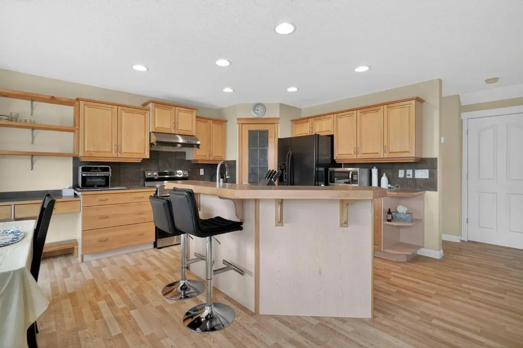 284 Royal Oak Circle NW Calgary AB T3G6A4