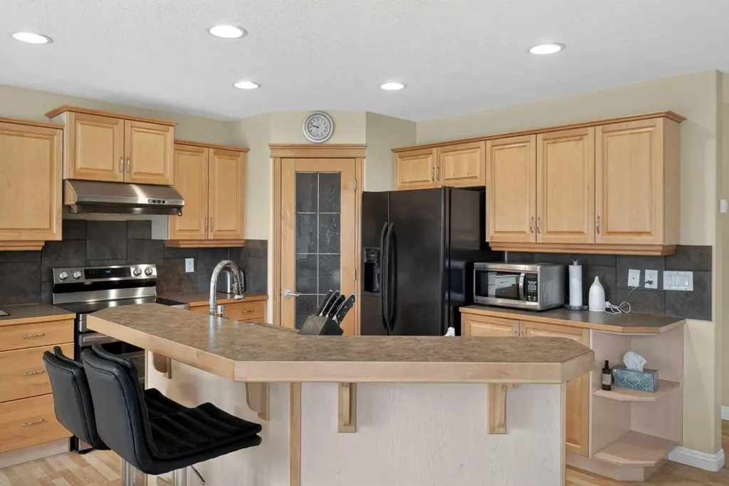 284 Royal Oak Circle NW Calgary AB T3G6A4