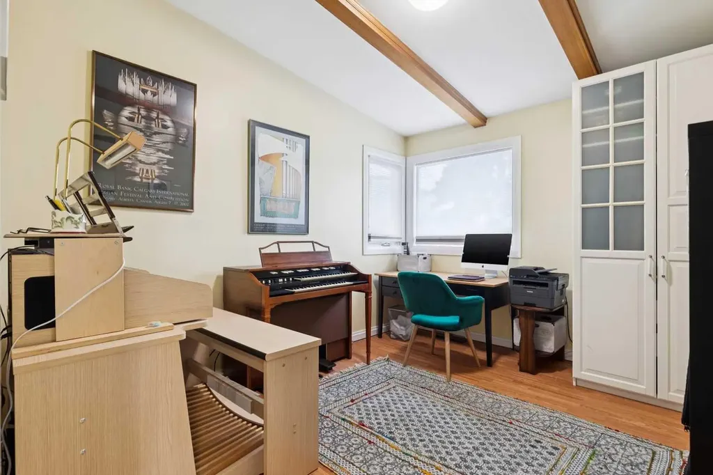3232 15 Street NW Calgary AB T2L 0R1