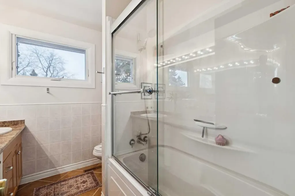 3232 15 Street NW Calgary AB T2L 0R1