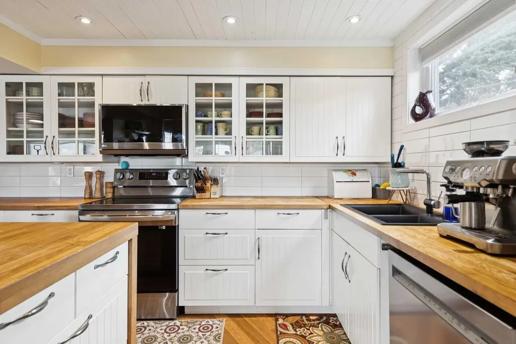 3232 15 Street NW Calgary AB T2L 0R1