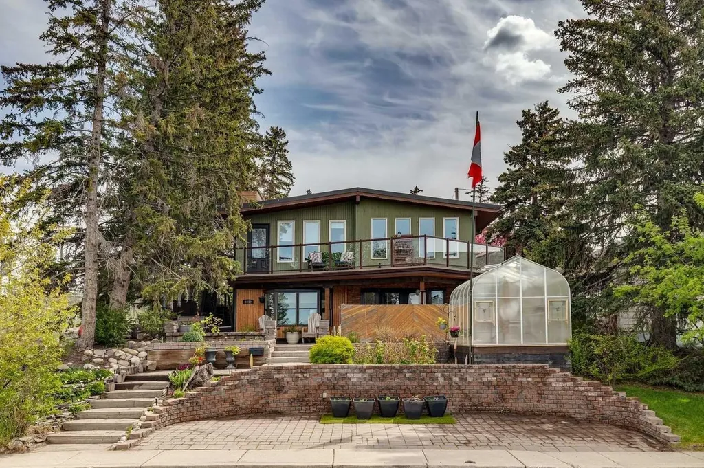 3232 15 Street NW Calgary AB T2L 0R1