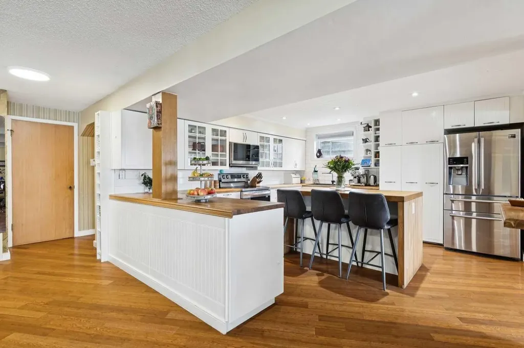 3232 15 Street NW Calgary AB T2L 0R1