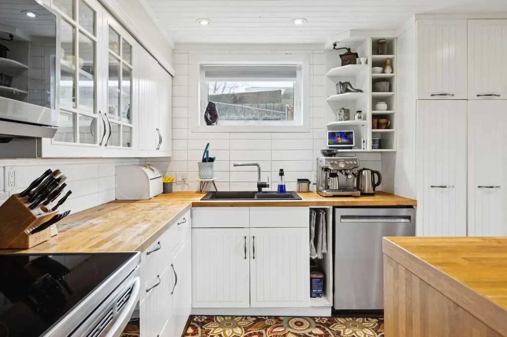 3232 15 Street NW Calgary AB T2L 0R1