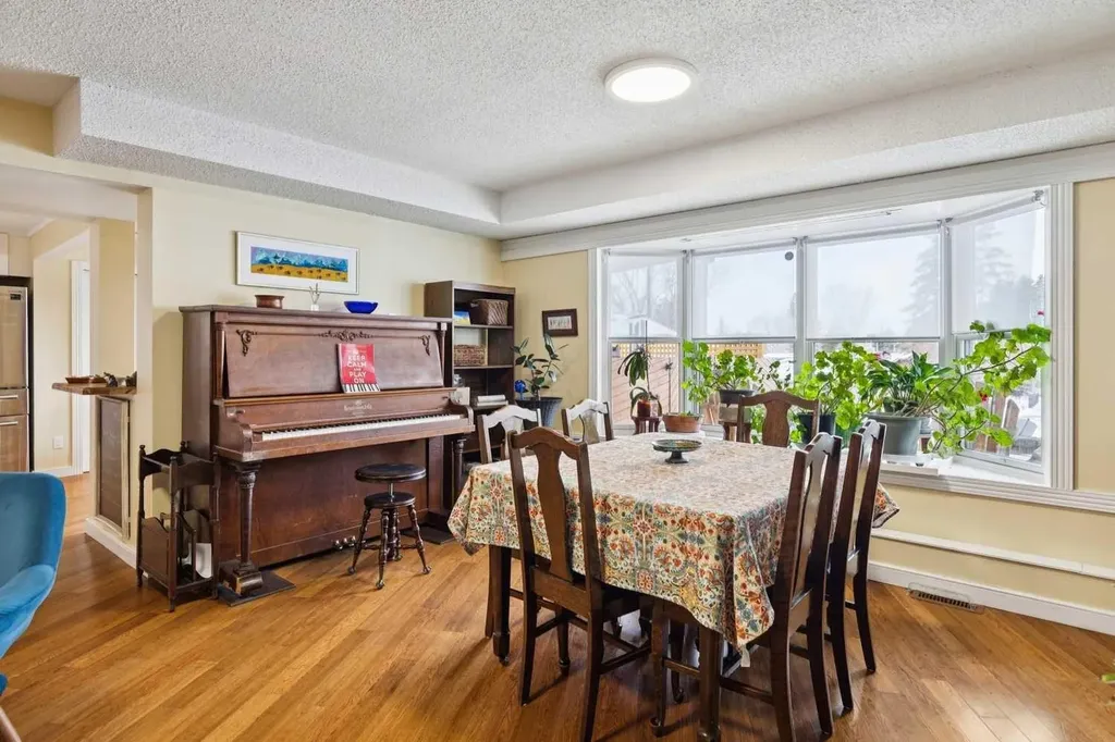 3232 15 Street NW Calgary AB T2L 0K1
