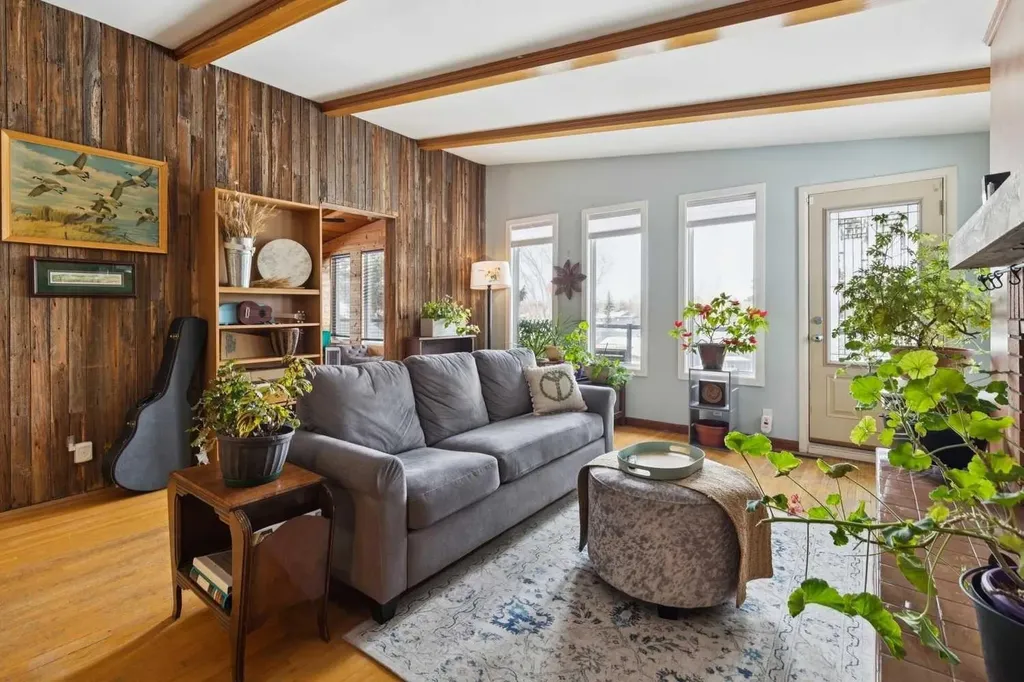 3232 15 Street NW Calgary AB T2L 0K1