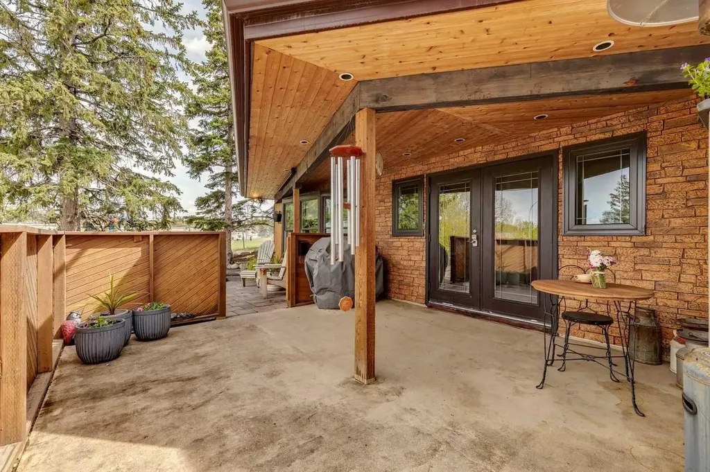 3232 15 Street NW Calgary AB T2L 0R1