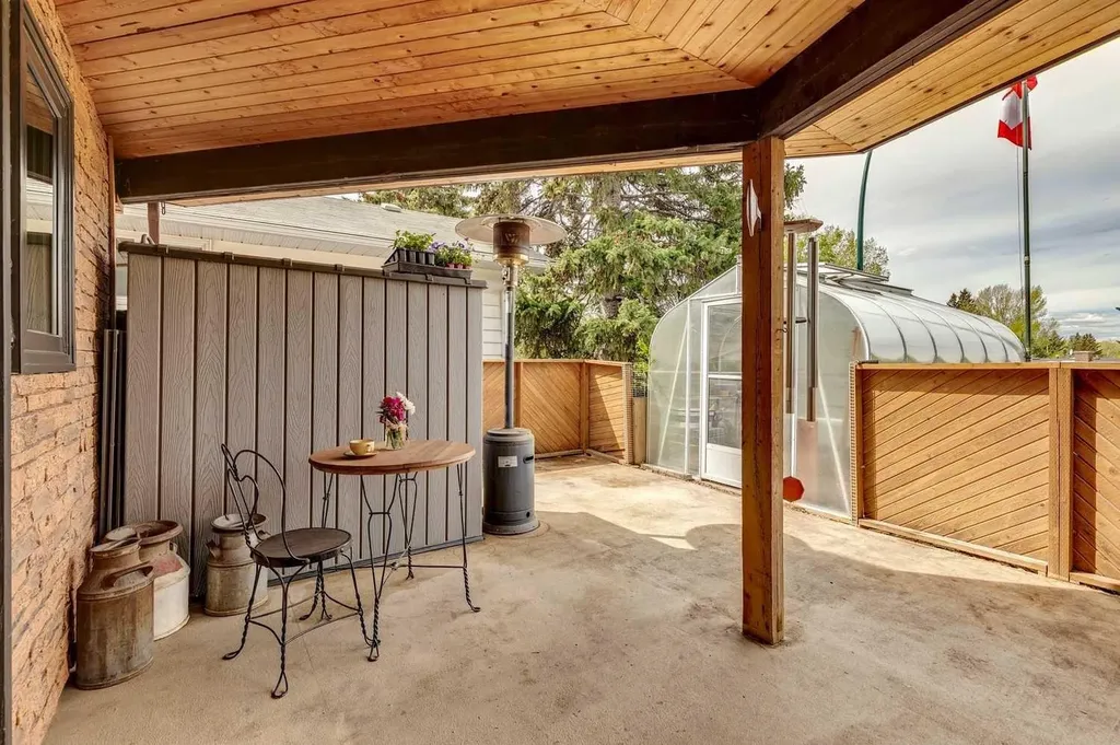3232 15 Street NW Calgary AB T2L 0R1