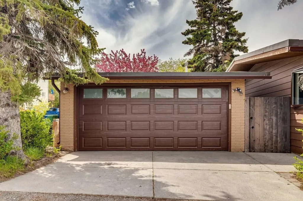 3232 15 Street NW Calgary AB T2L 0R1