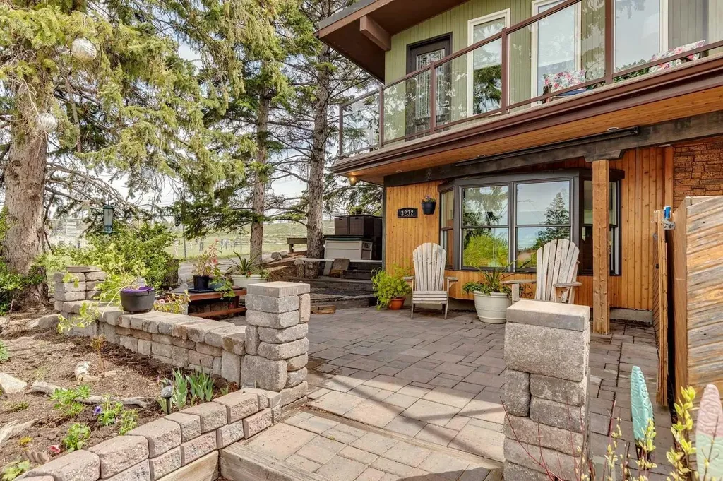 3232 15 Street NW Calgary AB T2L 0K1