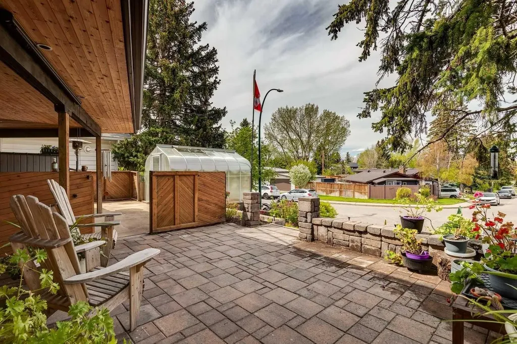 3232 15 Street NW Calgary AB T2L 0R1