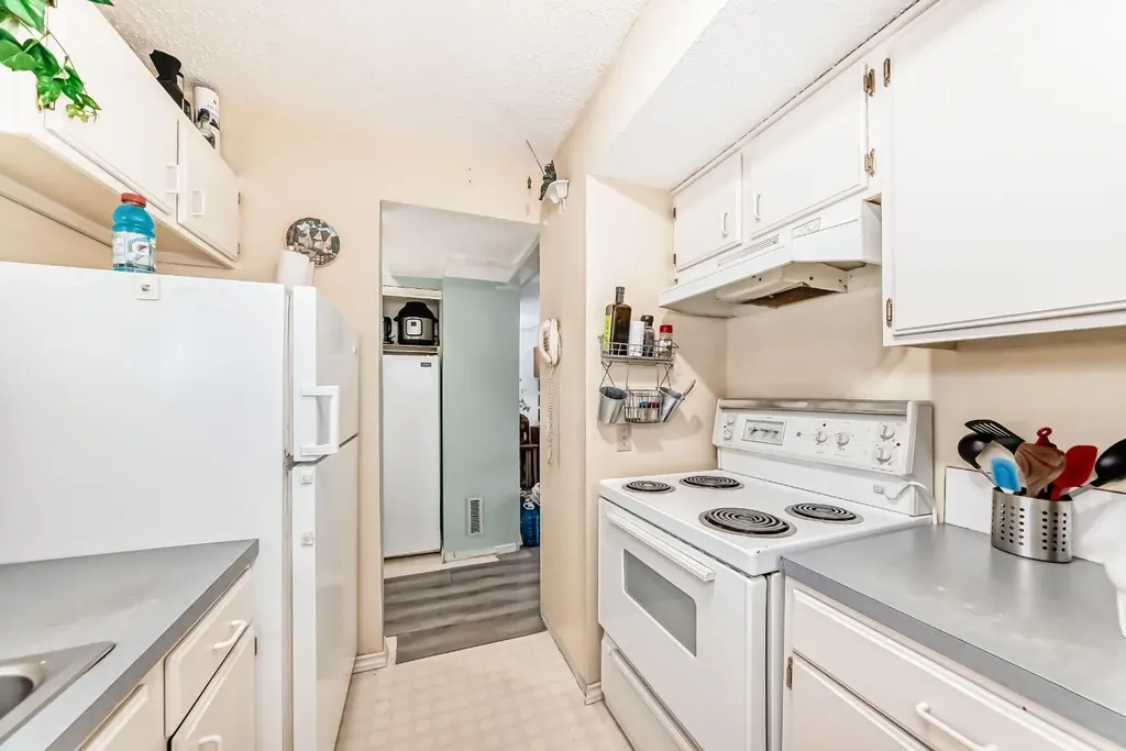 2520 Palliser Drive SW Calgary AB T2V 4S9