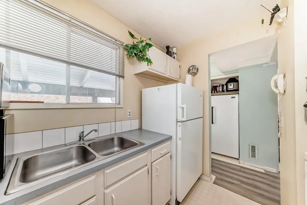 2520 Palliser Drive SW Calgary AB T2V 4S9