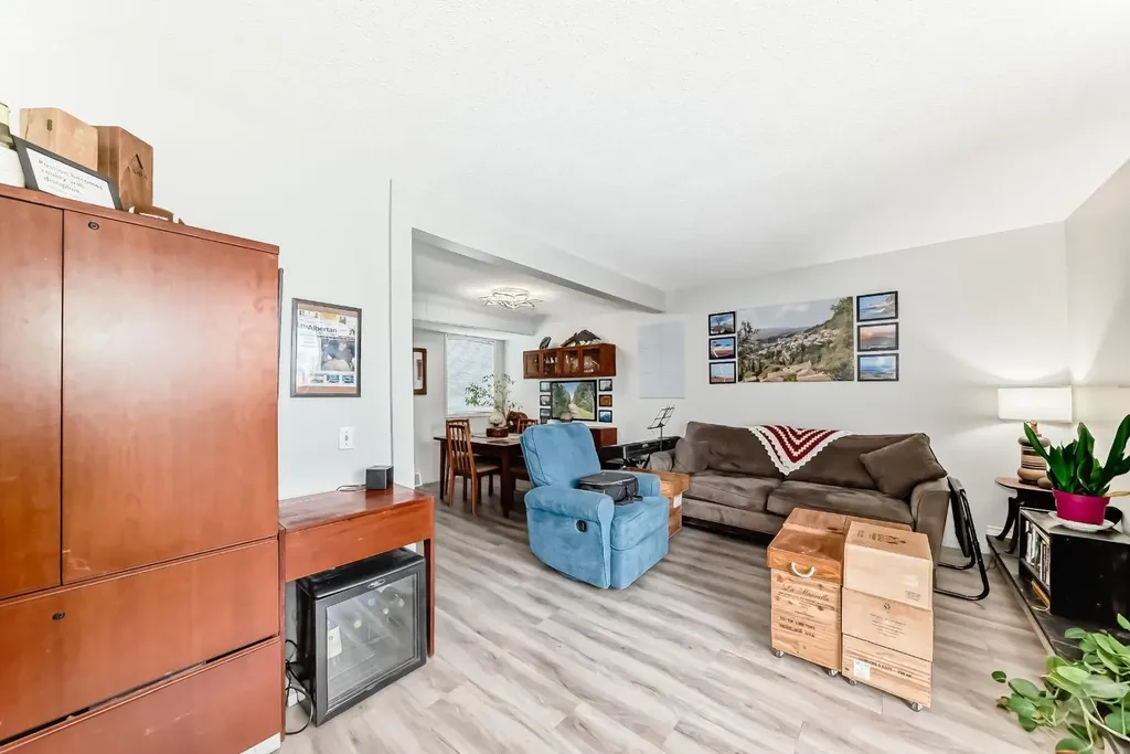 2520 Palliser Drive SW Calgary AB T2V 4S9