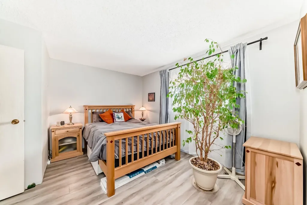 2520 Palliser Drive SW Calgary AB T2V 4S9