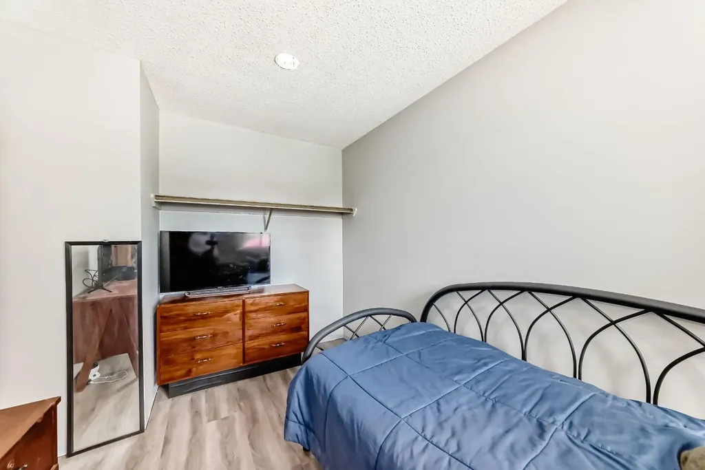 2520 Palliser Drive SW Calgary AB T2V 4S9