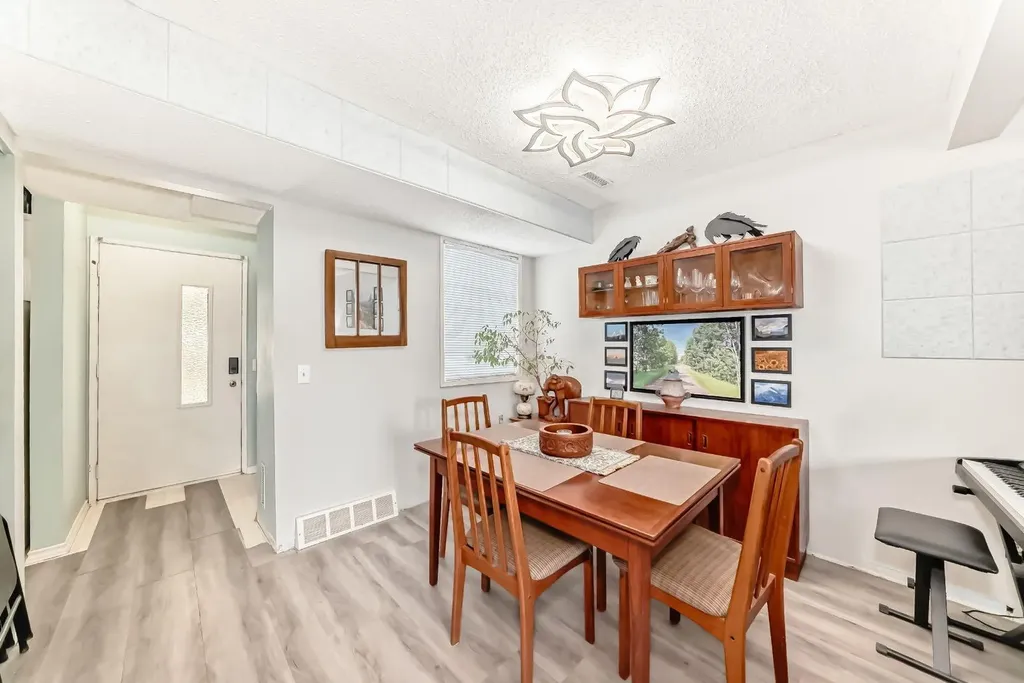 2520 Palliser Drive SW Calgary AB T2V 4S9