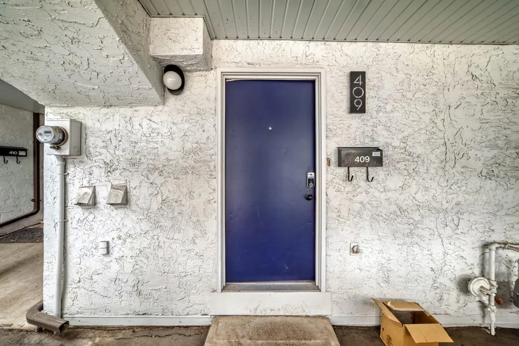 2520 Palliser Drive SW Calgary AB T2V 4S9