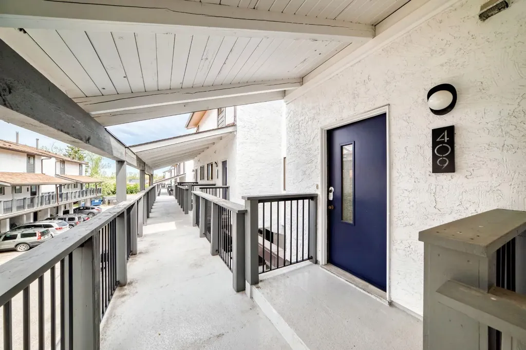 2520 Palliser Drive SW Calgary AB T2V 4S9