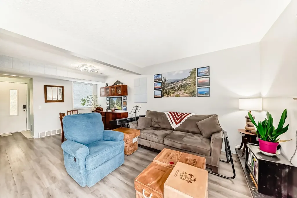 2520 Palliser Drive SW Calgary AB T2V 4S9