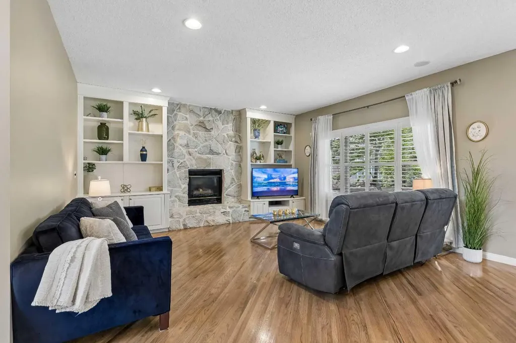 438 Candle Place SW Calgary AB T2W3B3