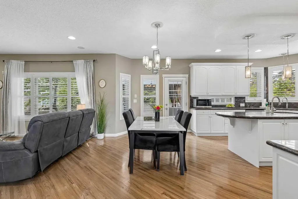 438 Candle Place SW Calgary AB T2W3B3